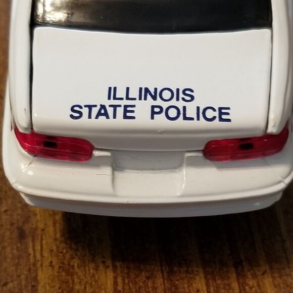 Illinois State Police Road Champs die cast police car 1:43 scale - Picture 4 of 12